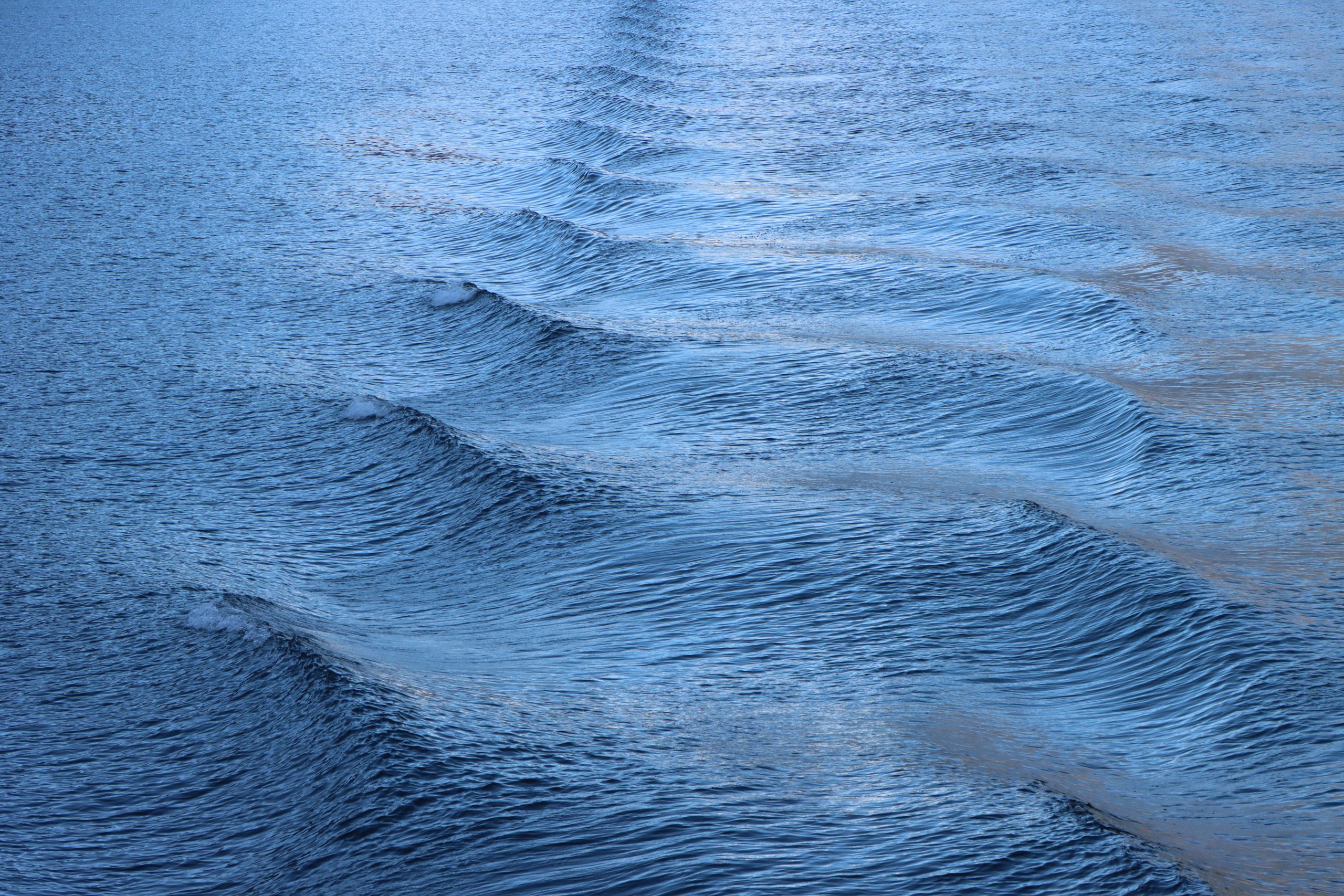 La danse des lumières sur les vagues